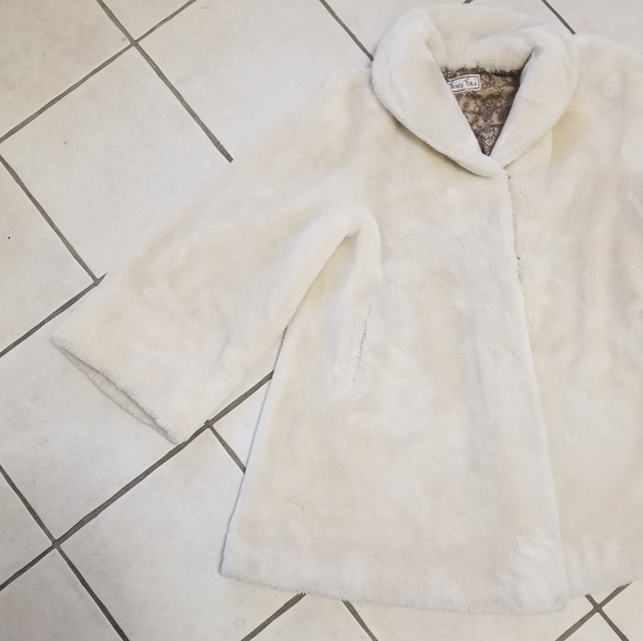 🔴LOWEST!🍁Vintage Milano M, Luxurious Faux Fur Oversized Coat! - Picture 4 of 16